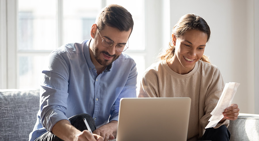 Goedverdienende millennials stellen dromen uit door financiële zorgen