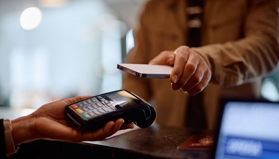 Pinnen zonder kaart nu de norm: voor het eerst meer kaartloze dan kaartbetalingen