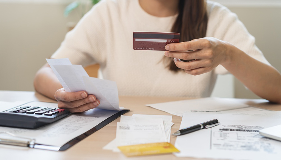 Humanitas biedt petitie aan tegen schuldenindustrie 