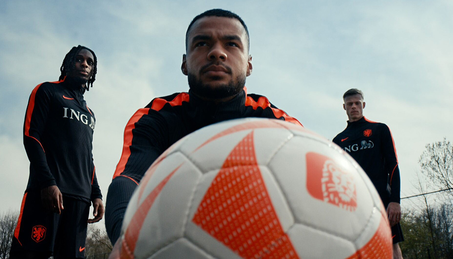 ING roept voetbalfans op tot positieve steun en trekt grens bij online haat