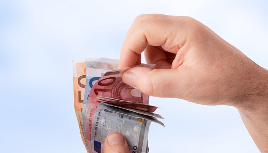 Regelmatig geld voorschieten gewoon in Nederland