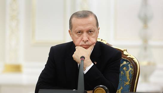 Erdogan stuurt president centrale bank de laan uit