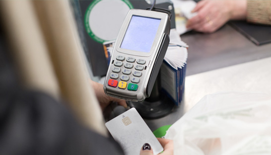 Kaartloos betalen neemt opnieuw grotere hap uit betaalkaart