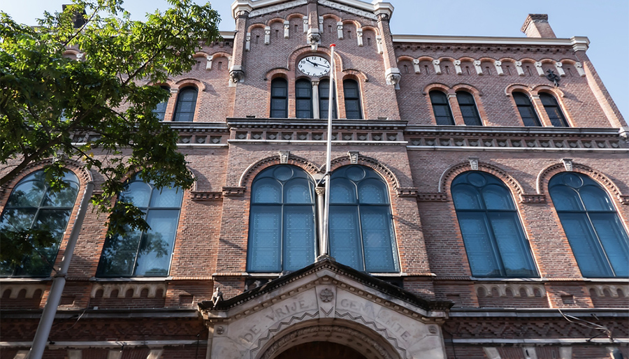 Follow the Money laat in Paradiso zien dat praten over geld een kunst is