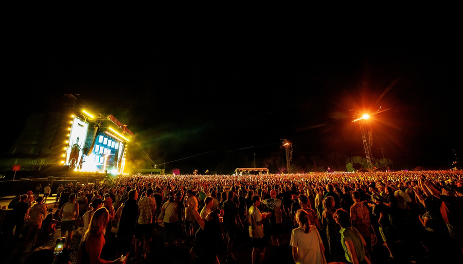 Festivals te duur? Jongeren gaan toch – en lenen zo nodig voor een kaartje