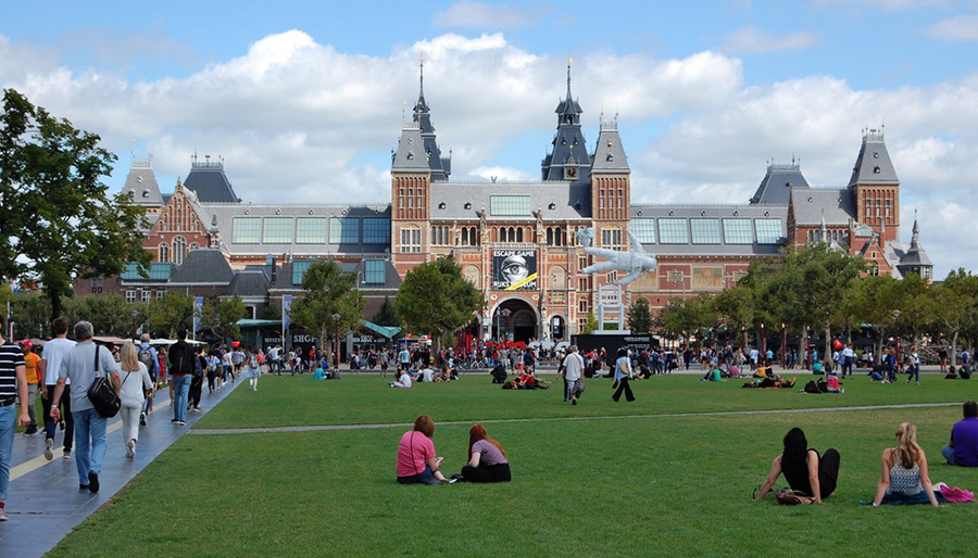 Helft Nederlanders kiest bewust voor offline ervaringen deze zomer