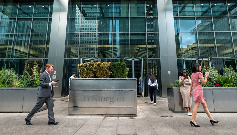 Seksschandaal bij JPMorgan krijgt nieuwe wending – directeur in de tegenaanval met smaadaangifte 