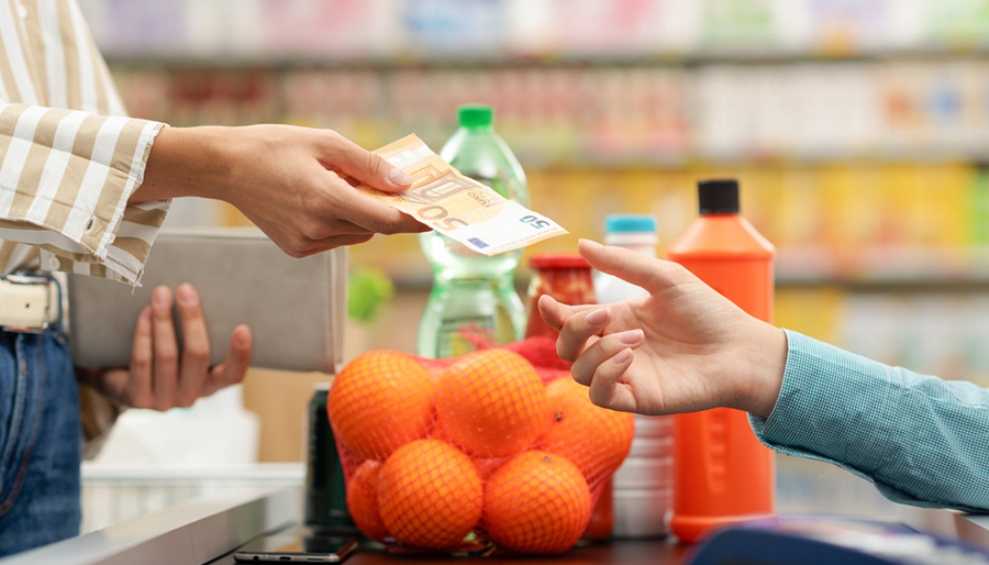 Contant geld verliest verder terrein, ook onder 75-plussers 