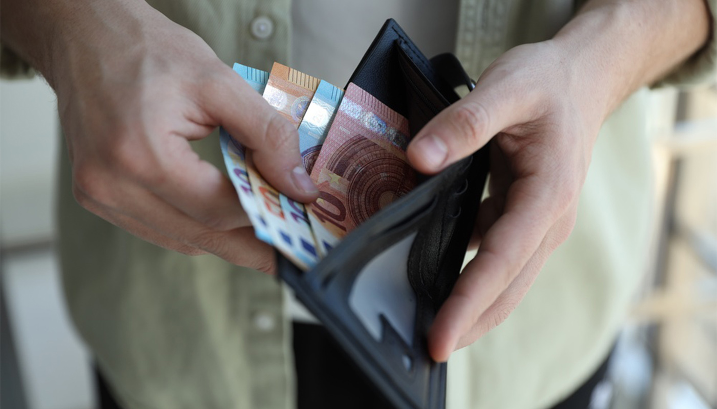 Contant betalen kan bij 96% van de toonbanklocaties, pin-only vooral in de stad