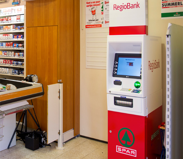 Regiobank opent geldautomaat in Spar