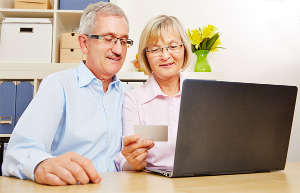 Senioren die Online bankieren