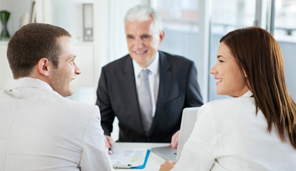 In gesprek met klant en personeel In gesprek met klant en personeel